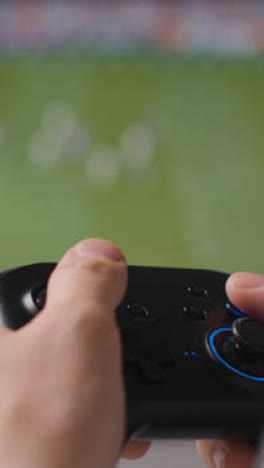 Vertikales-Video-Nahaufnahme-Hände-Mann-Spielt-Sport-Videospiel-Controller-Bildschirm